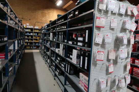 8 fag dobbeltsidet lagerreoler uden indhold