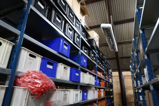 12 fag lagerreoler med indhold