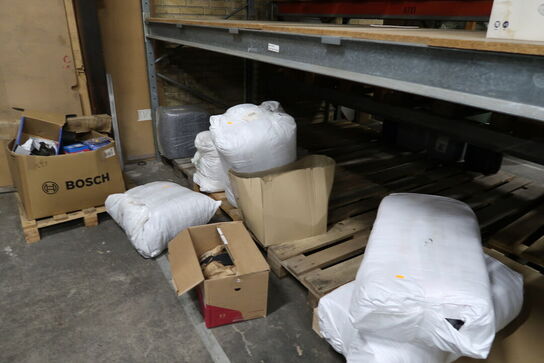 2 fag lagerreoler med indhold