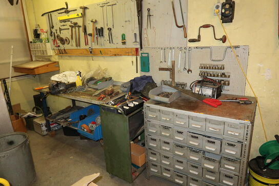 Arbejdsbord, reol samt værktøj