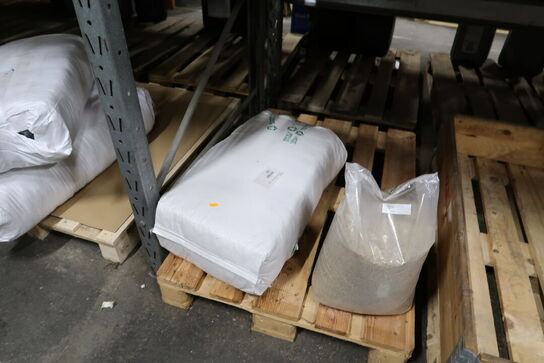 2 fag lagerreoler med indhold