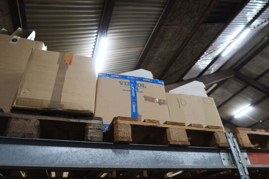 2 fag lagerreoler med indhold