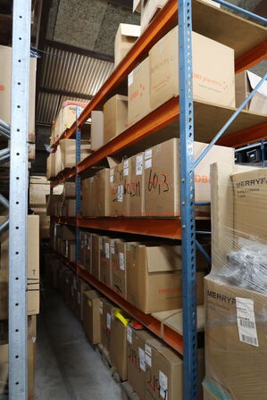 2 fag lagerreoler uden indhold