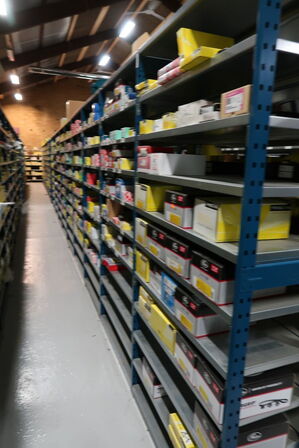 9 fag dobbeltsidet lagerreoler uden indhold