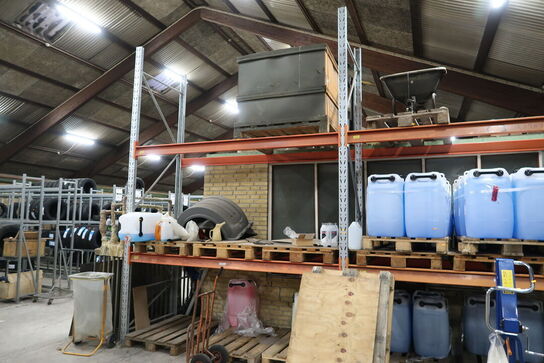 2 fag lagerreoler uden indhold