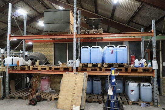 2 fag lagerreoler uden indhold