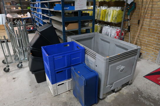 4 fag lagerreoler med div. Reservedele samt plastikkasser