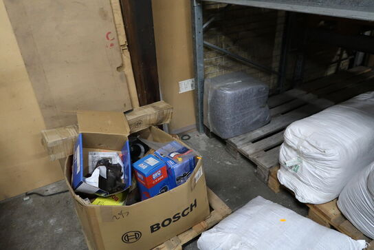 2 fag lagerreoler med indhold