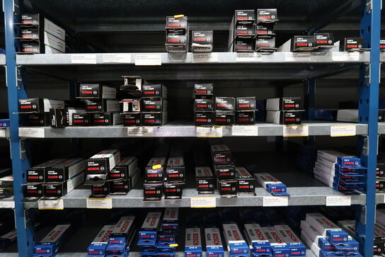 1 fag lagerreoler med Div. Vinduesviskere BOSCH