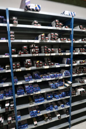 1 fag lagerreoler med Div. Vinduesviskere BOSCH