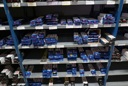 1 fag lagerreoler med Div. Vinduesviskere BOSCH