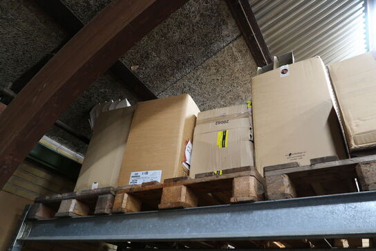 2 fag lagerreoler med indhold