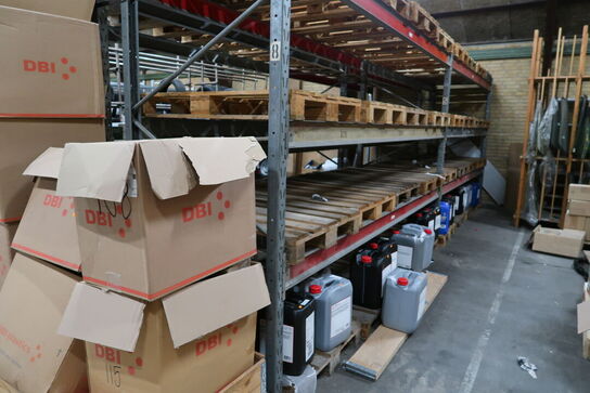 2 fag lagerreoler med indhold