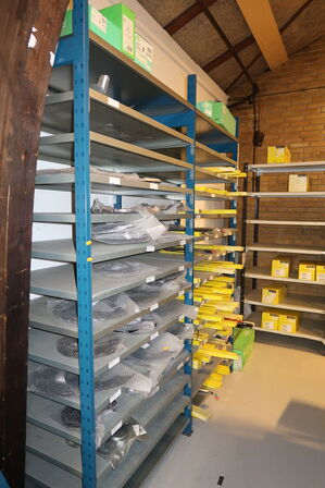 2 fag lagerreoler uden indhold