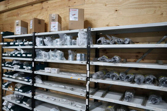 5 fag lagerreoler med indhold