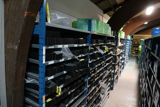 3 fag lagerreoler uden indhold