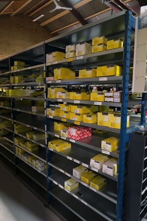 8 fag dobbeltsidet lagerreoler uden indhold