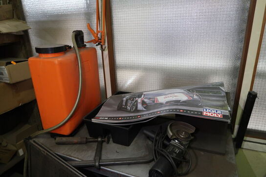 Arbejdsbord, reol samt værktøj