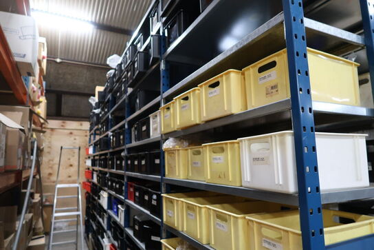 12 fag lagerreoler med indhold