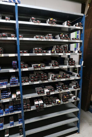 1 fag lagerreoler med Div. Vinduesviskere BOSCH