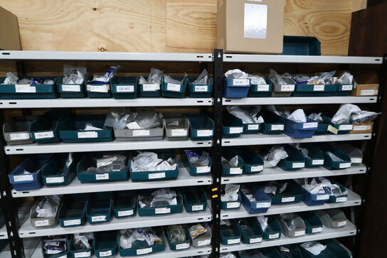 6 fag lagerreoler med indhold