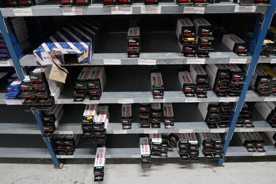 1 fag lagerreoler med Div. Vinduesviskere BOSCH