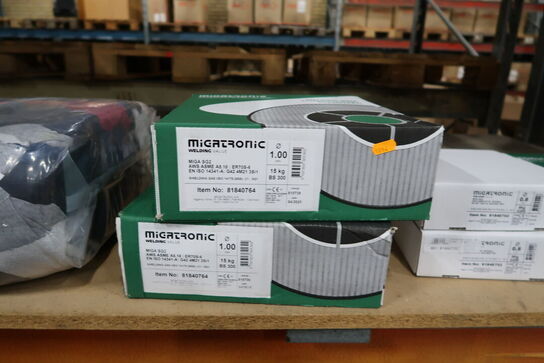 2 fag lagerreoler med indhold