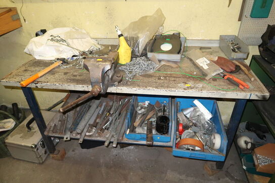 Arbejdsbord, reol samt værktøj