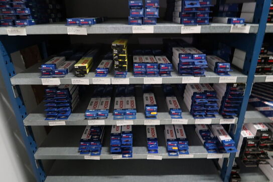 1 fag lagerreoler med Div. Vinduesviskere BOSCH