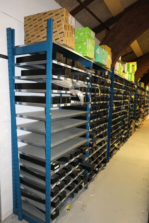 2 fag lagerreoler uden indhold