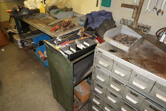 Arbejdsbord, reol samt værktøj