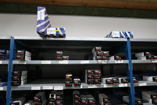 1 fag lagerreoler med Div. Vinduesviskere BOSCH