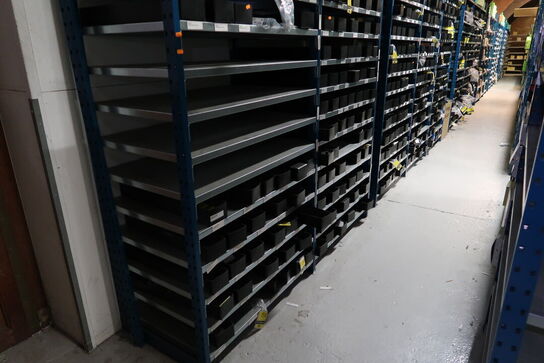 2 fag lagerreoler uden indhold