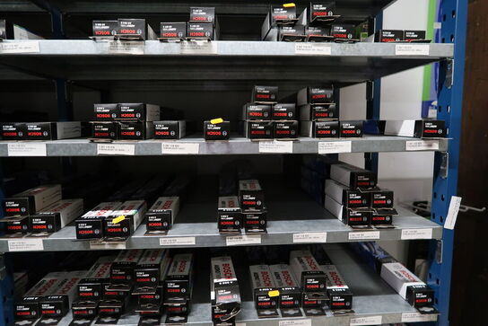 1 fag lagerreoler med Div. Vinduesviskere BOSCH