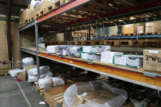 2 fag lagerreoler med indhold