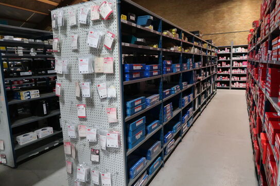 8 fag dobbeltsidet lagerreoler uden indhold