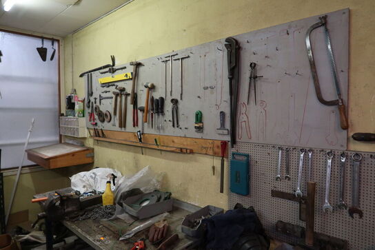 Arbejdsbord, reol samt værktøj