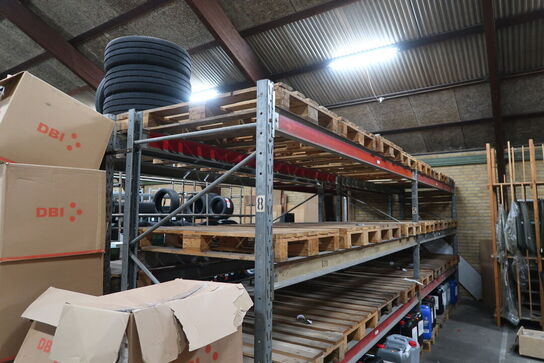 2 fag lagerreoler med indhold