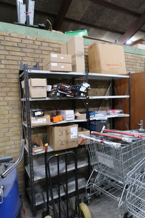 Lagerreol uden indhold