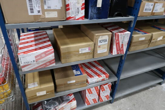 12 fag lagerreoler med indhold