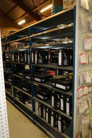 8 fag dobbeltsidet lagerreoler uden indhold