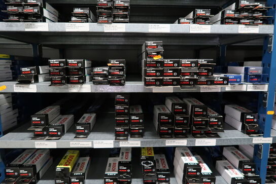 1 fag lagerreoler med Div. Vinduesviskere BOSCH