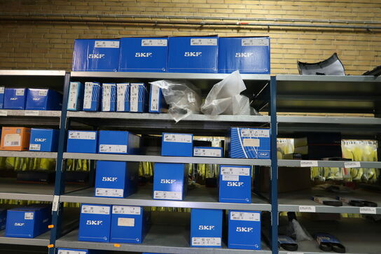 4 fag lagerreoler med div. Reservedele samt plastikkasser