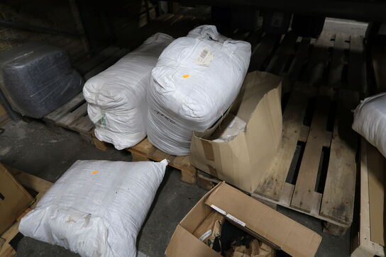 2 fag lagerreoler med indhold