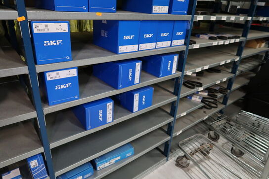 4 fag lagerreoler med div. Reservedele samt plastikkasser