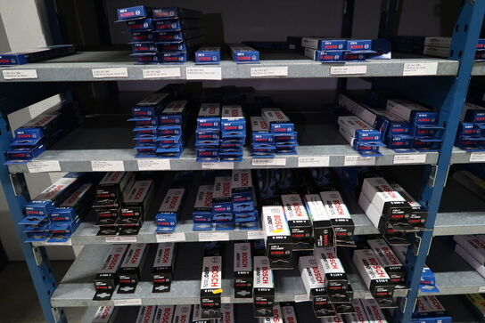 1 fag lagerreoler med Div. Vinduesviskere BOSCH