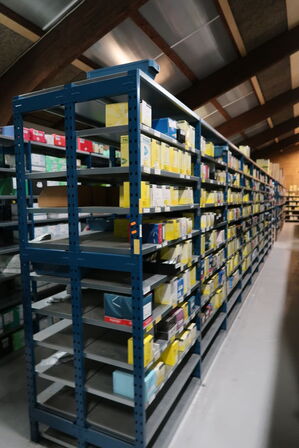 9 fag dobbeltsidet lagerreoler uden indhold