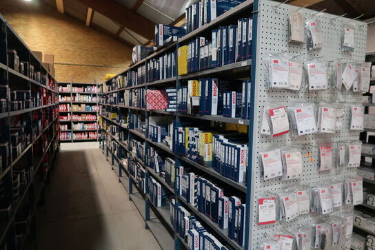 8 fag dobbeltsidet lagerreoler uden indhold