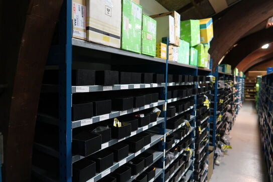 3 fag lagerreoler uden indhold