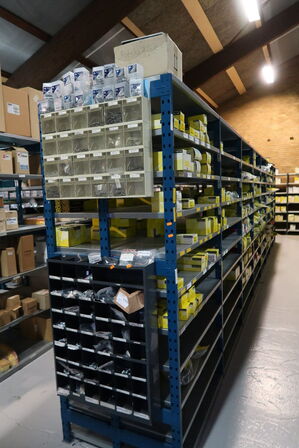 8 fag dobbeltsidet lagerreoler uden indhold